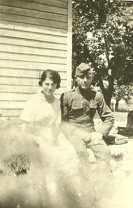 Walter_Henning_in_uniform_and_Lillian_Kapke_1919