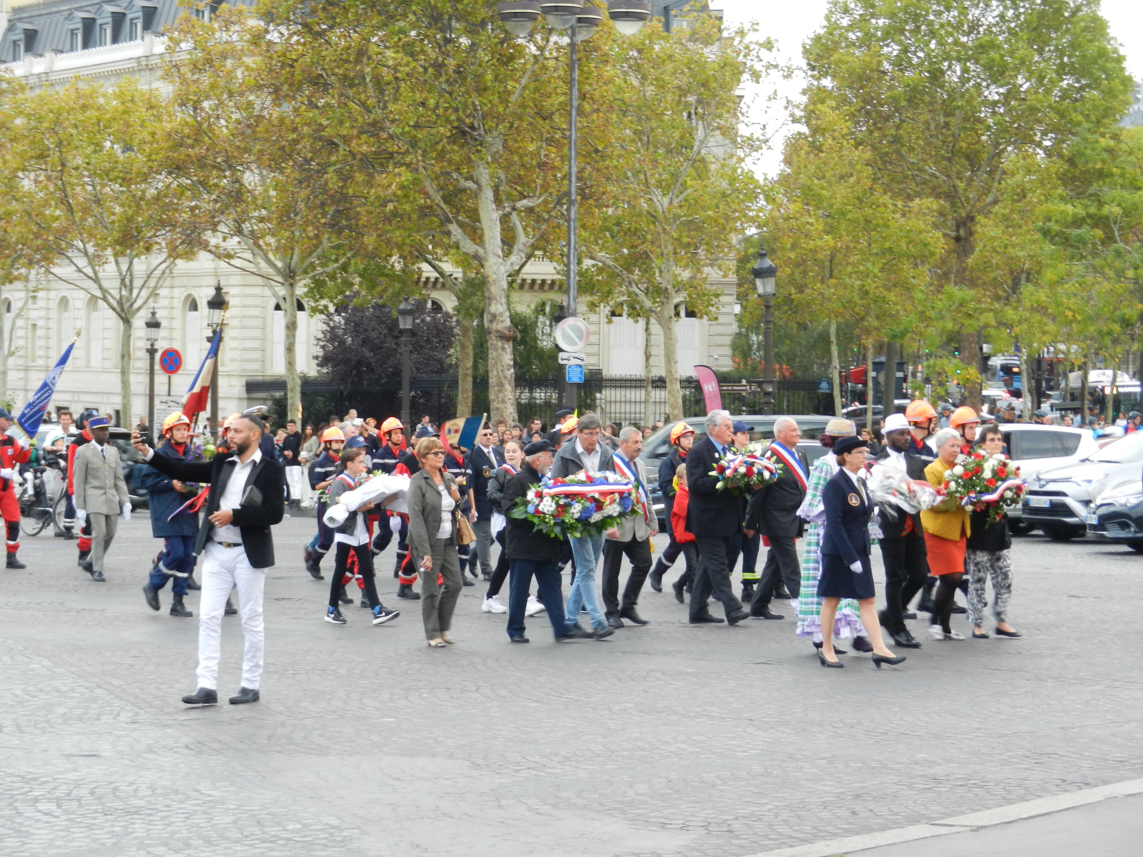 10 6 parade to arc de triomphe