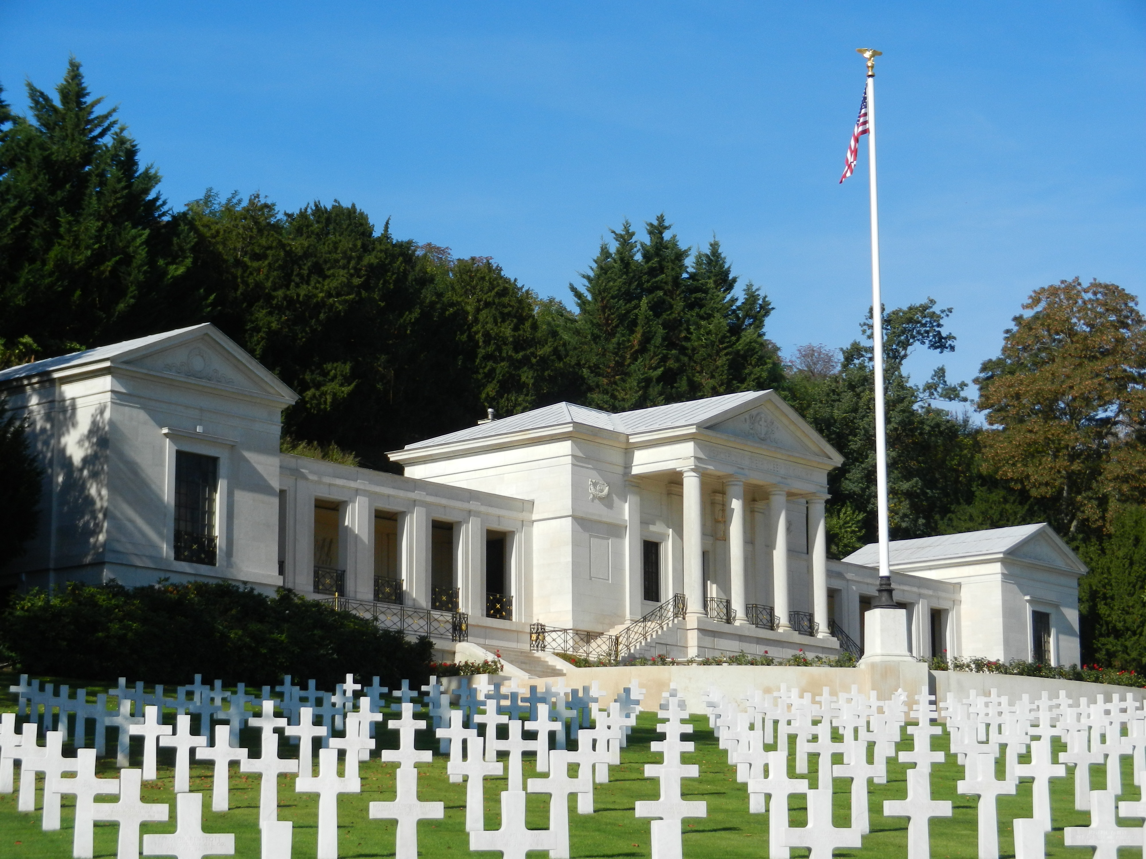10 8 suresnes cemetery building