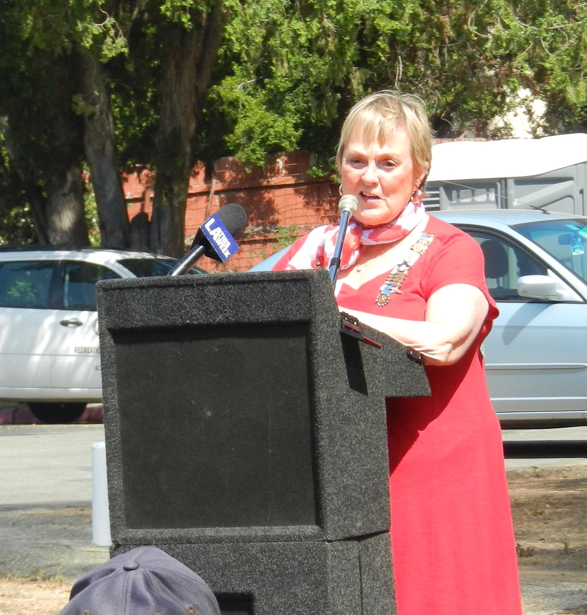 Jan Gordon of the Los Angeles Eschscholtzia Chapter of the Daughters of the American Revolution