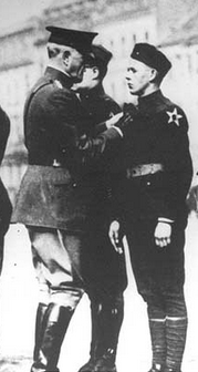 Private Kelly receives Medal of Honor