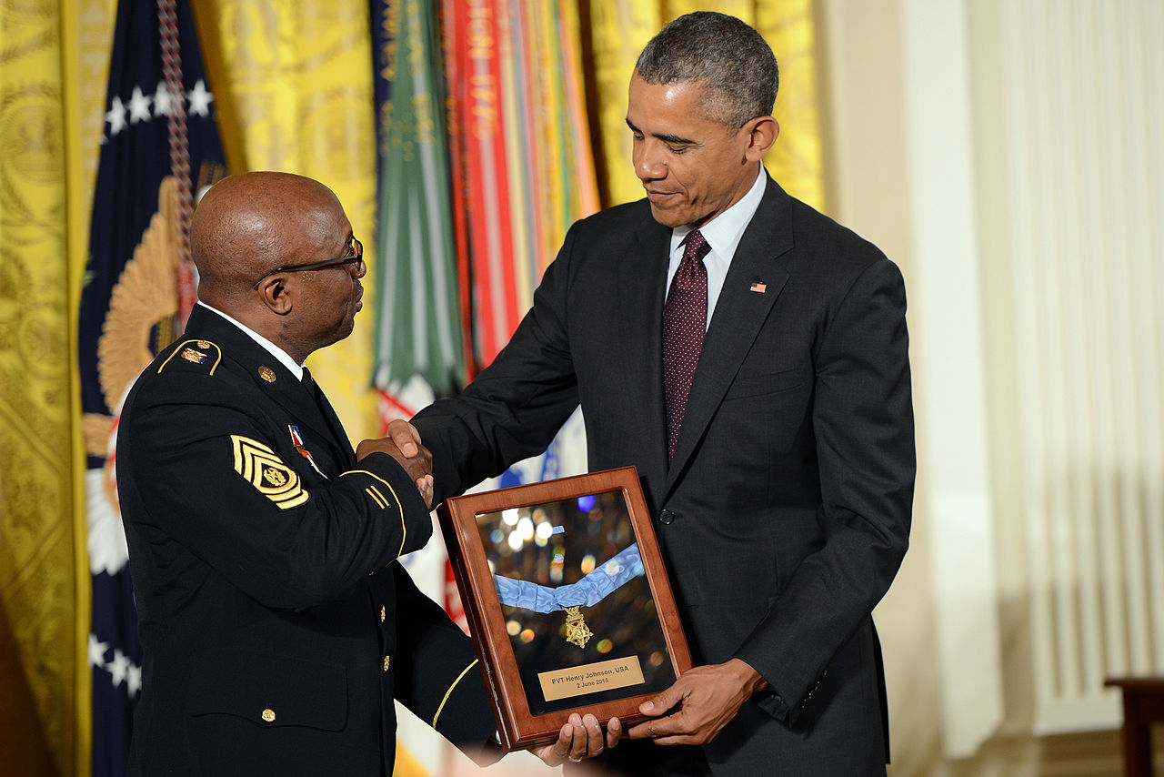 Preisdent Barack Obama presents the Medal of Honor for Henry Johnson for his heroism in World War 1 to representatives from the New York National Guard, 2015