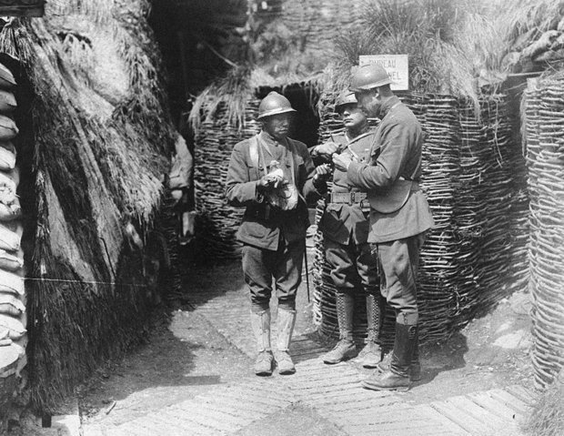 African American Soldiers of the 369th Infantry Regiment learn from French mentors