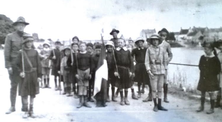 French children parading along the Cher river