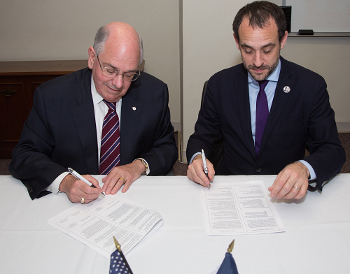 Dayto Zimet sign agreement