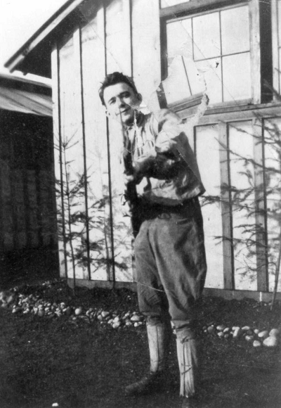 PeterThompson with bayonet training at Camp Lewis 400