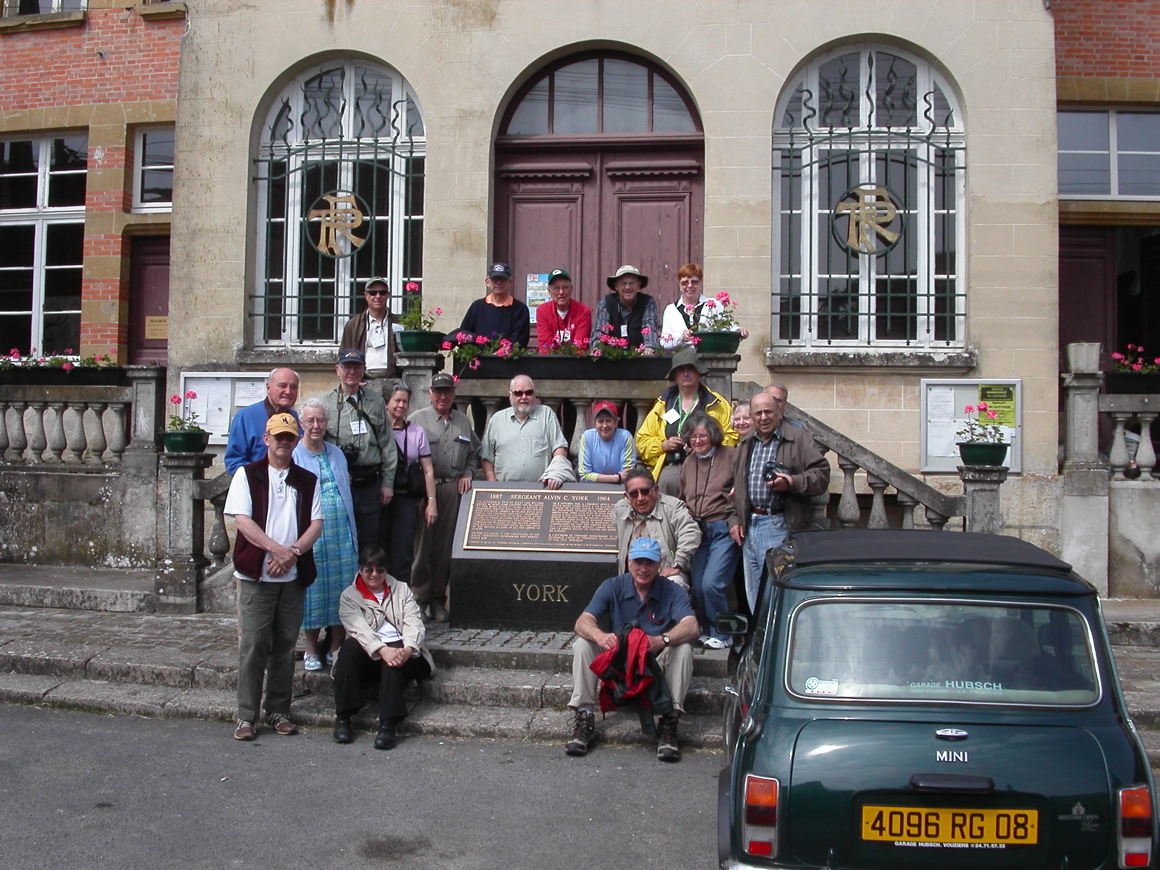 Mike Hanlon tour gGroup Photo with Sgt. York plaque