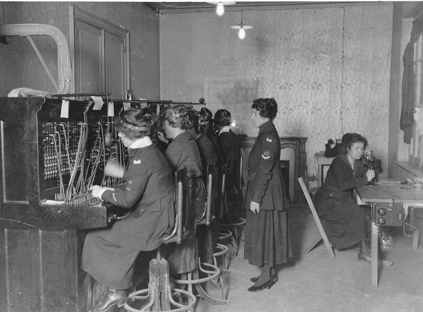 Signal Corps telephone operators at switchboard 600