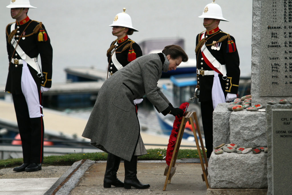 PRINCESS ROYAL LAYS WREATH WAR MEMORIAL PORT ELLEN ISLAY 04 MAY 2018 1024x683