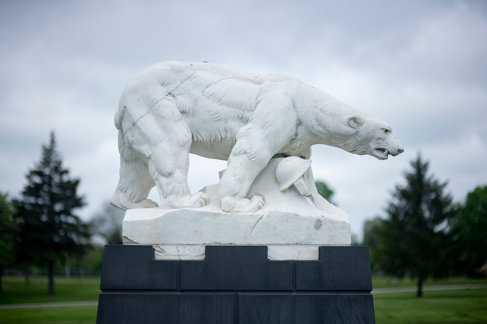 polar bears monument 1000