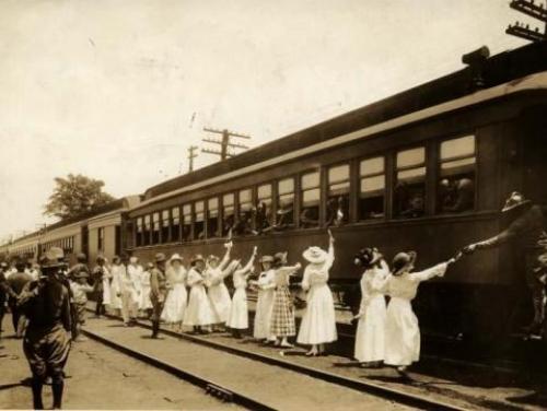 women give world war i supplies 0
