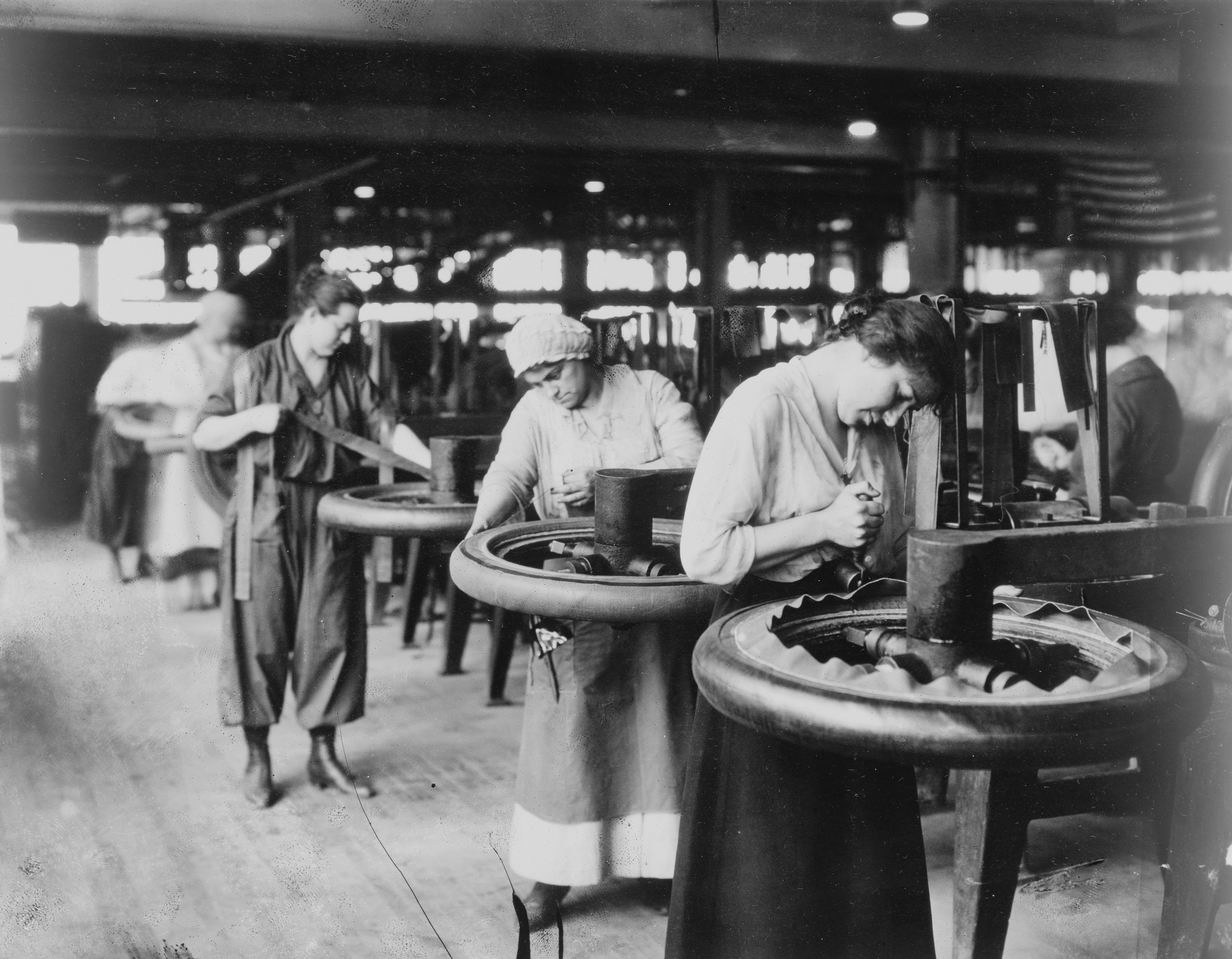 4027 18 Women Making Tires1
