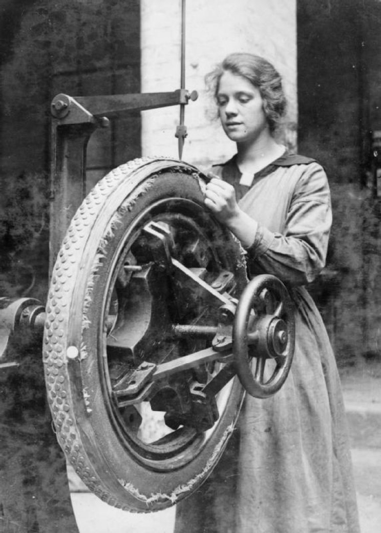 Women in Industry during the First World War c 1918 Q28235 resize md