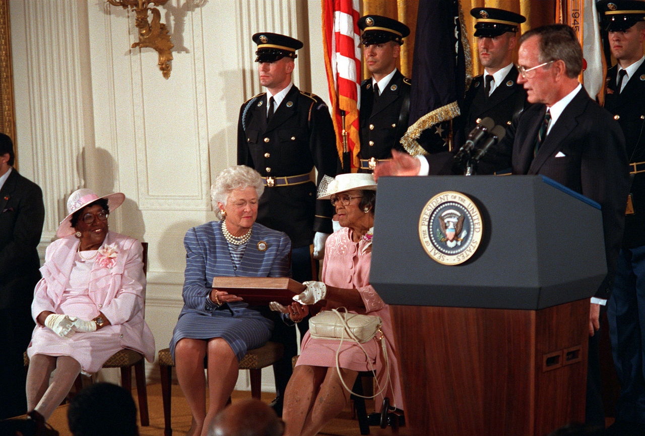 President George H.W. Bush presents the Medal of Honor to relatives of Corporal Freddie Stowers, 1991
