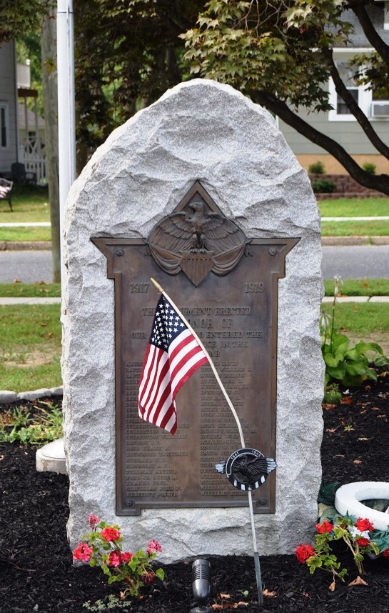 Zoom on the image : World War Memorial - Barrington