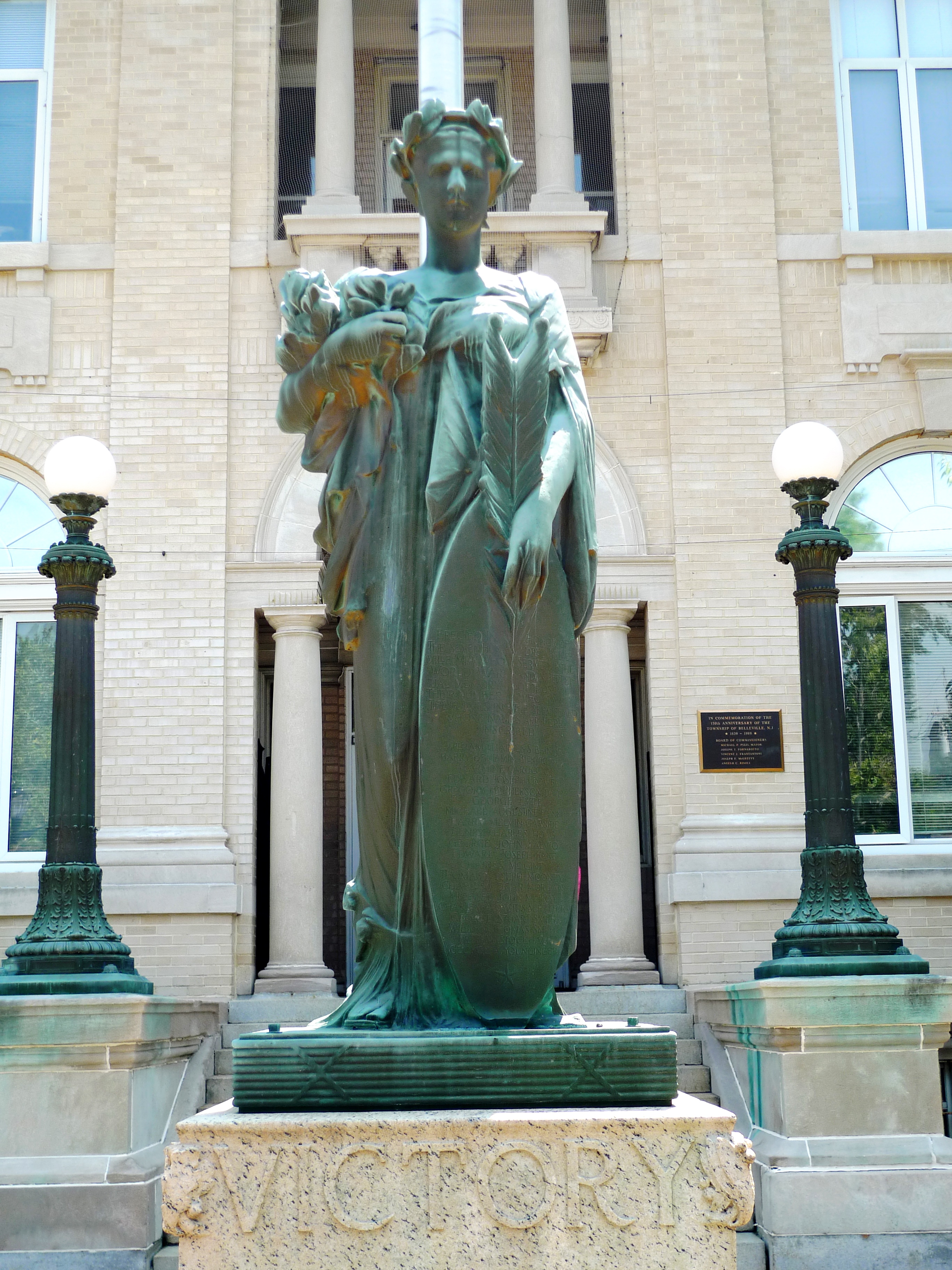 Zoom on the image : Victory Veterans Monument - Belleville