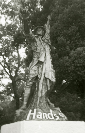Zoom on the image : Hands-Off Memorial - Bloomingdale