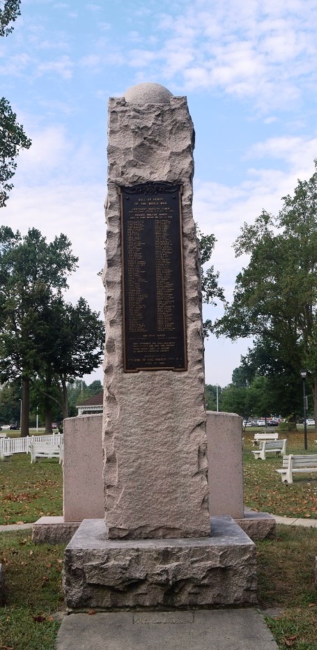 Zoom on the image : WWI Monument - Egg Harbor