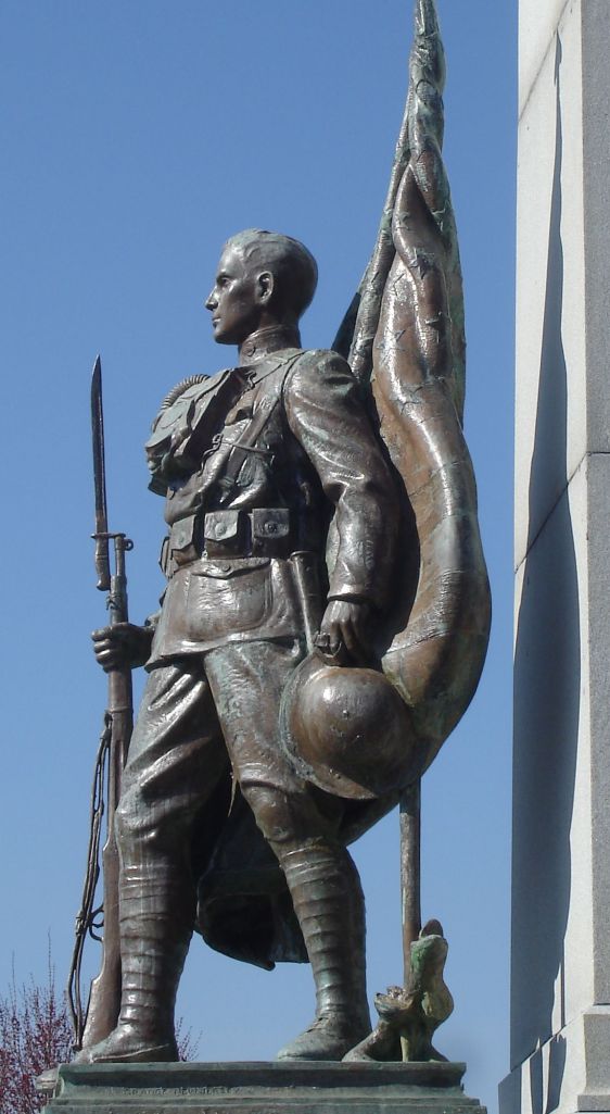 Zoom on the image : World War Memorial - Englewood