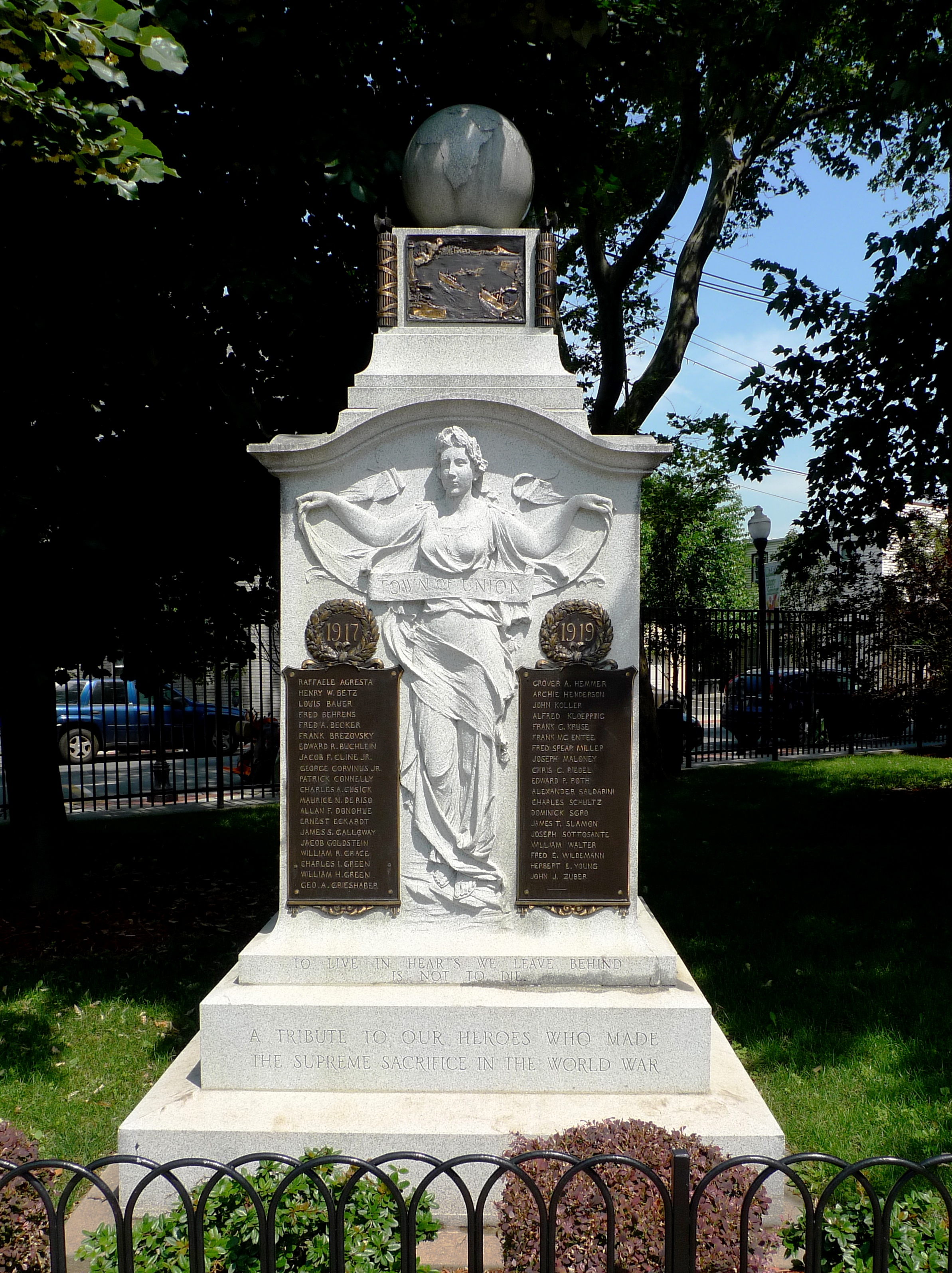 Zoom on the image : World War Monument - Union City