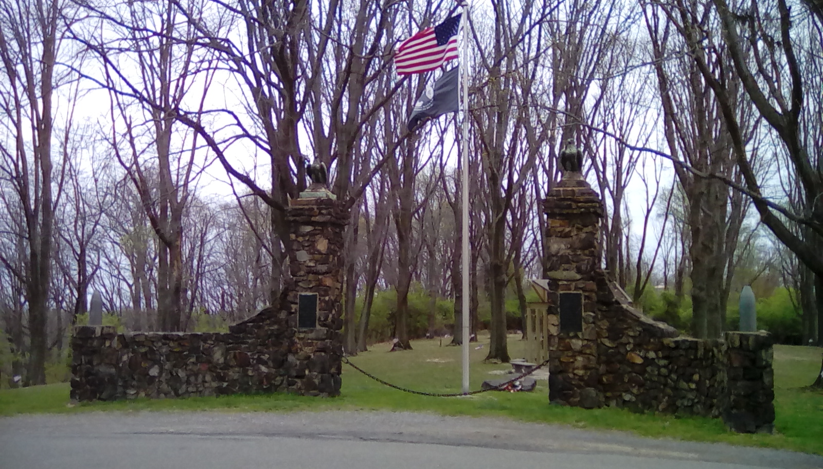 Zoom on the image : Historic Cannon and Memorial Grove