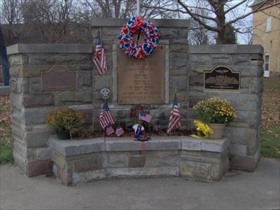 Zoom on the image : Eaton Rapids Community War Memorial