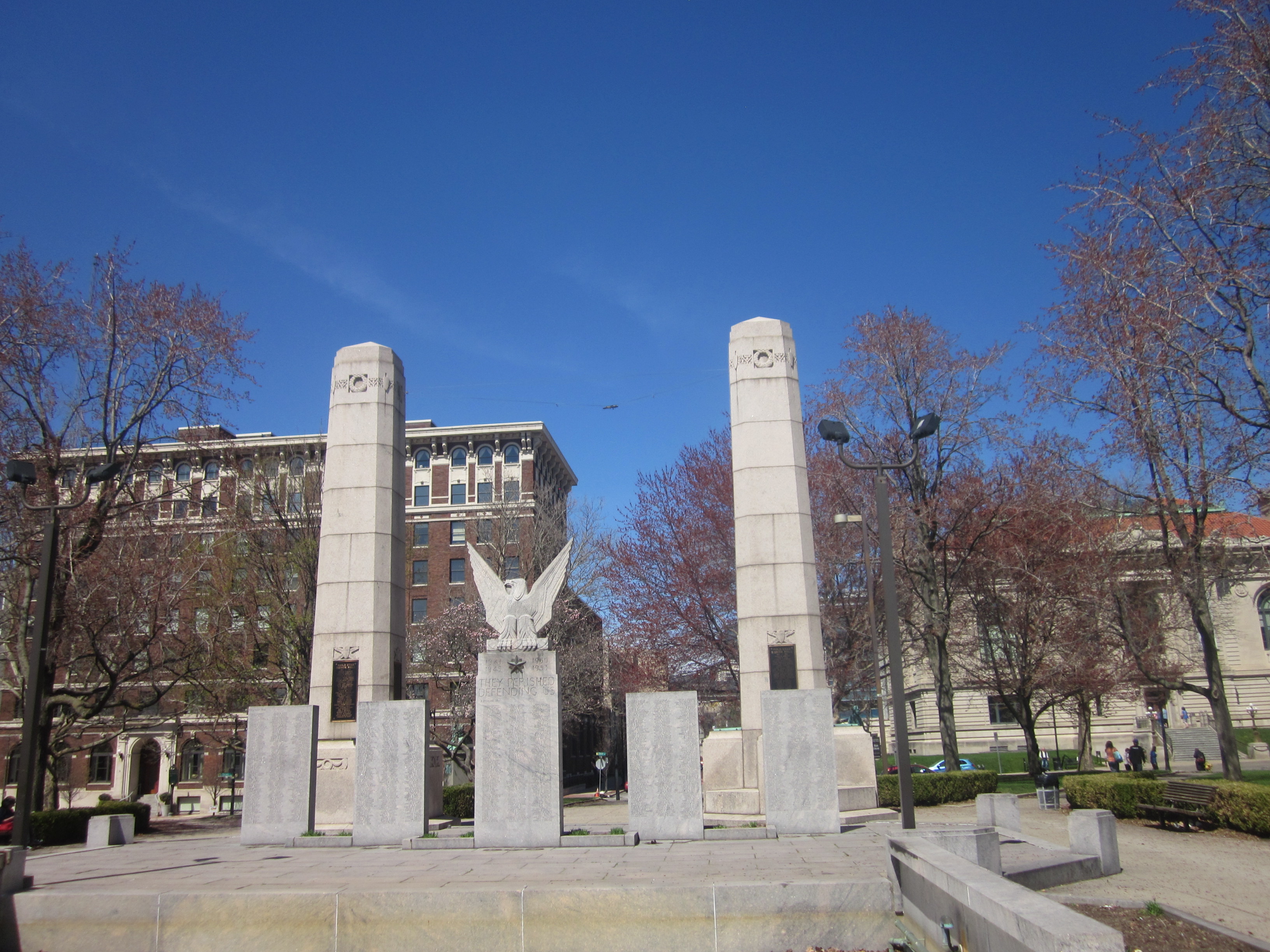 Zoom on the image : Veteran's Memorial Pillars