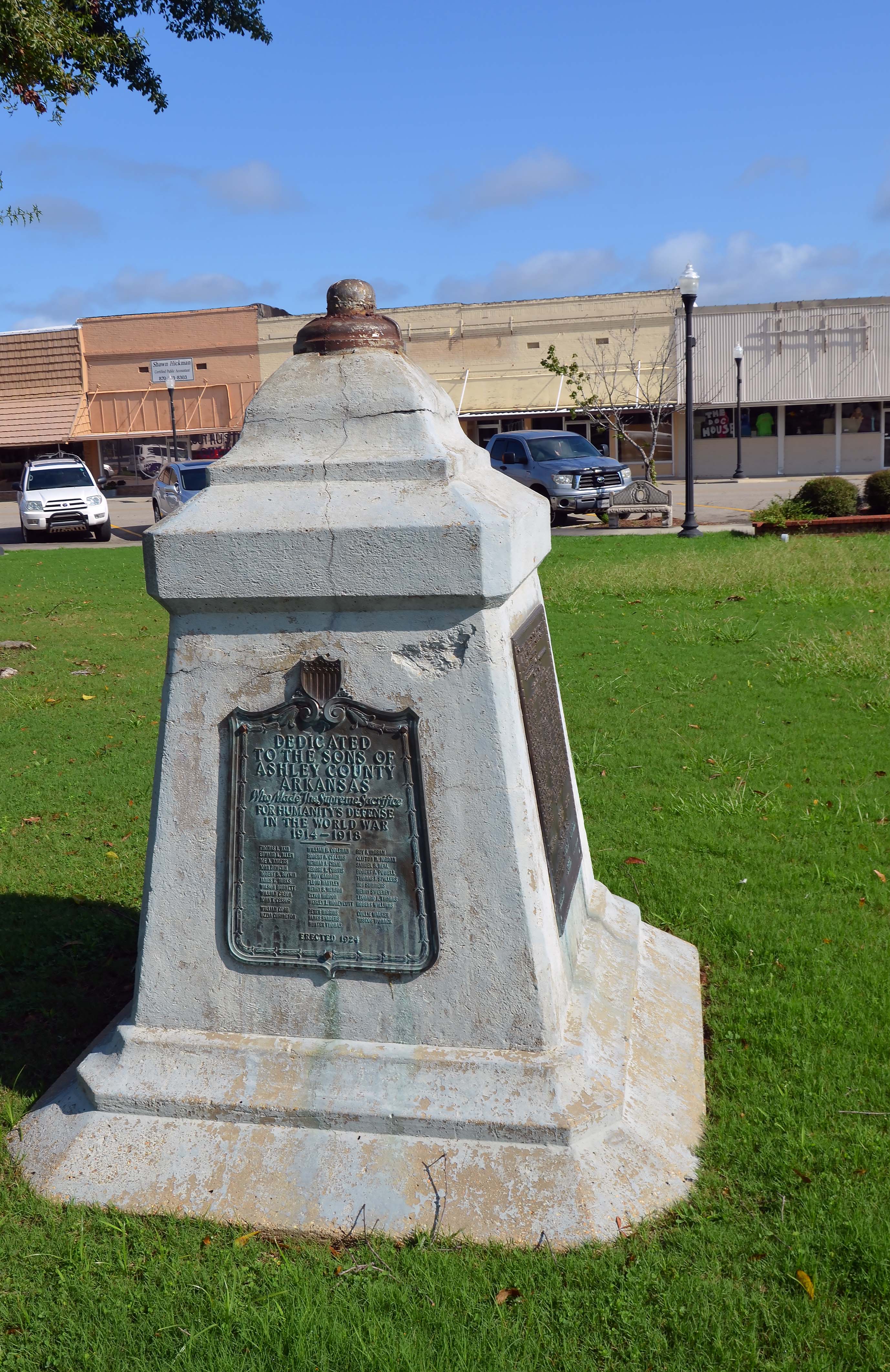 Zoom on the image : Ashley County War Memorial