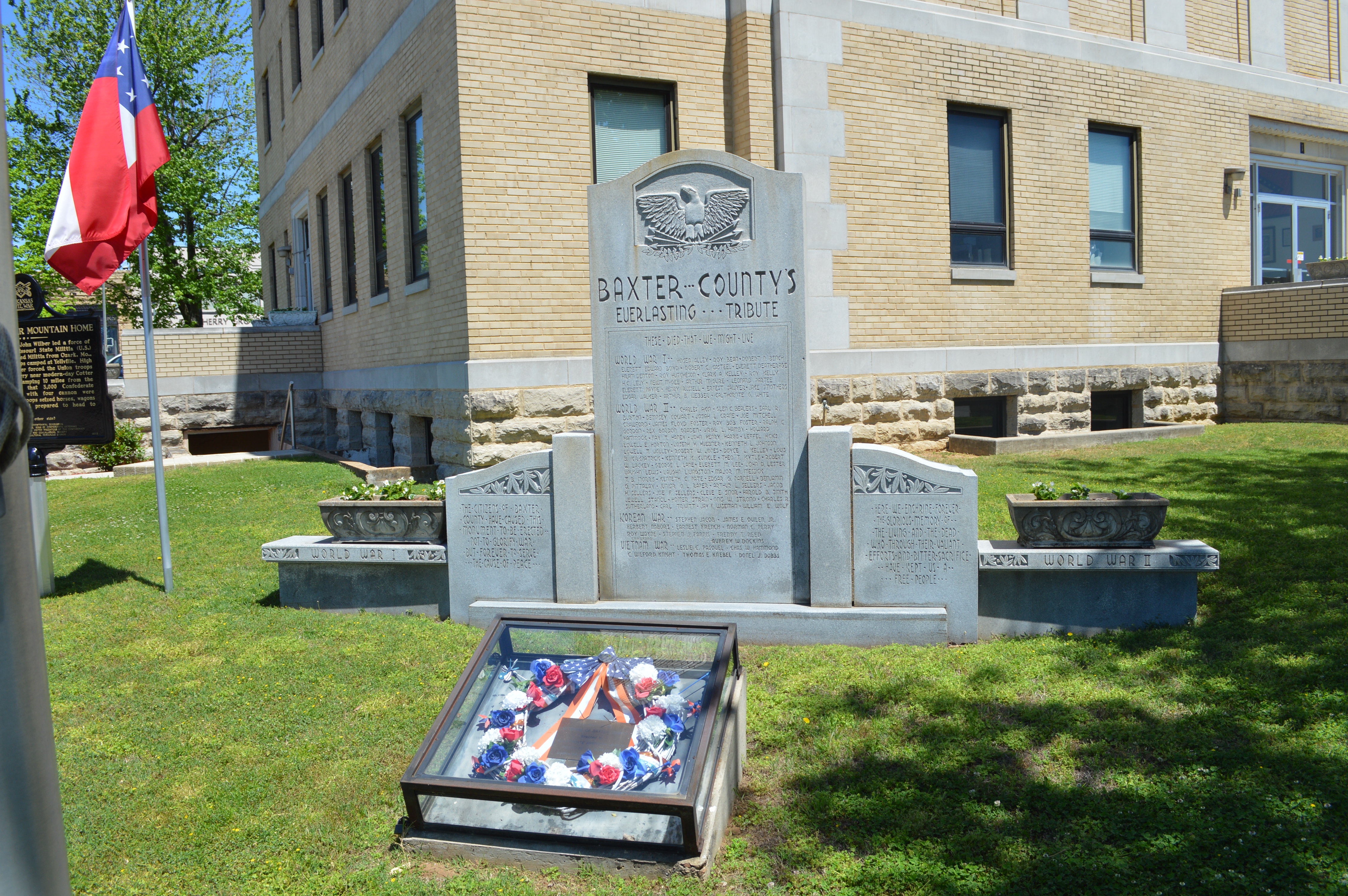 Zoom on the image : Baxter County Courthouse