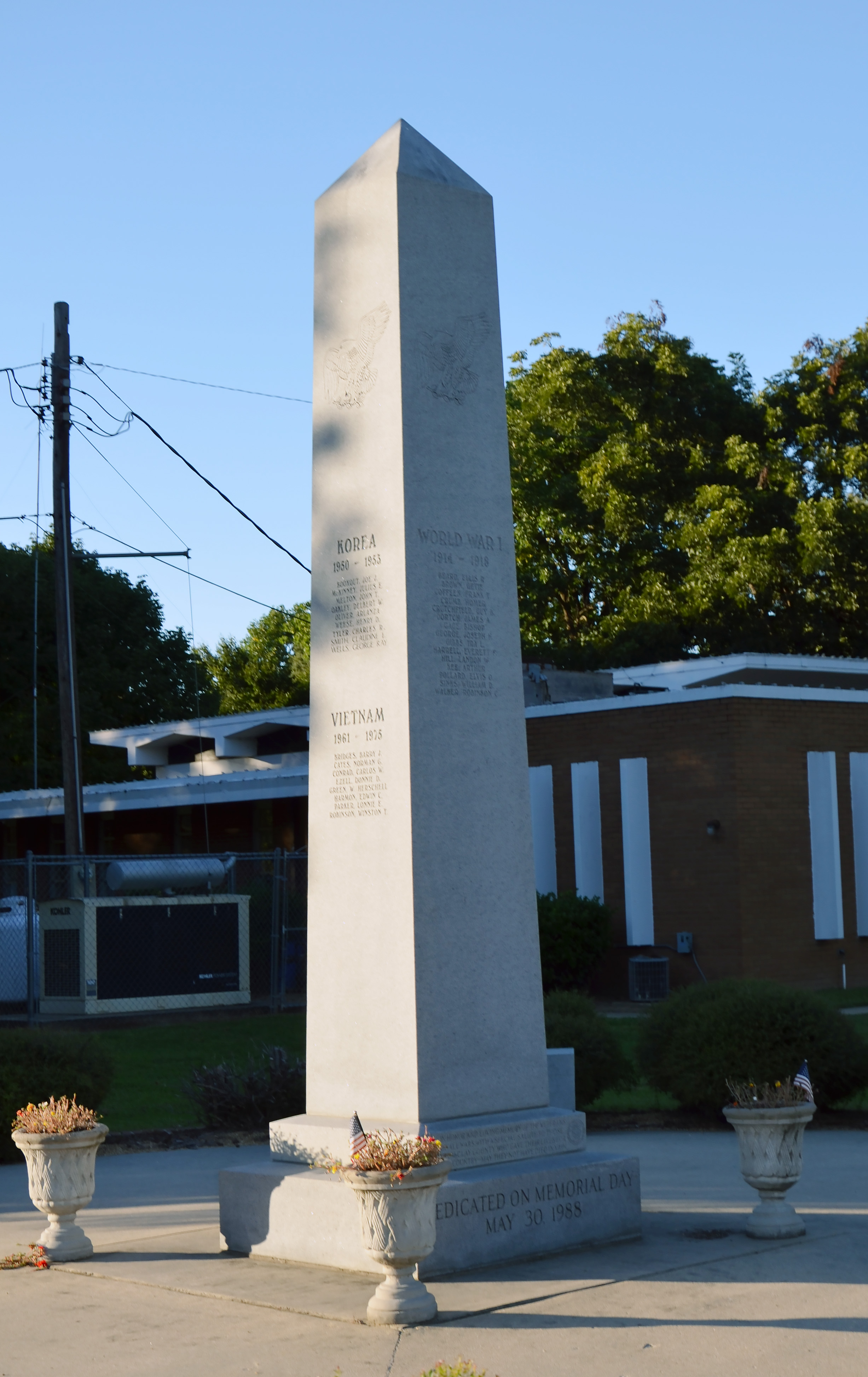 Zoom on the image : Clay County War Memorial