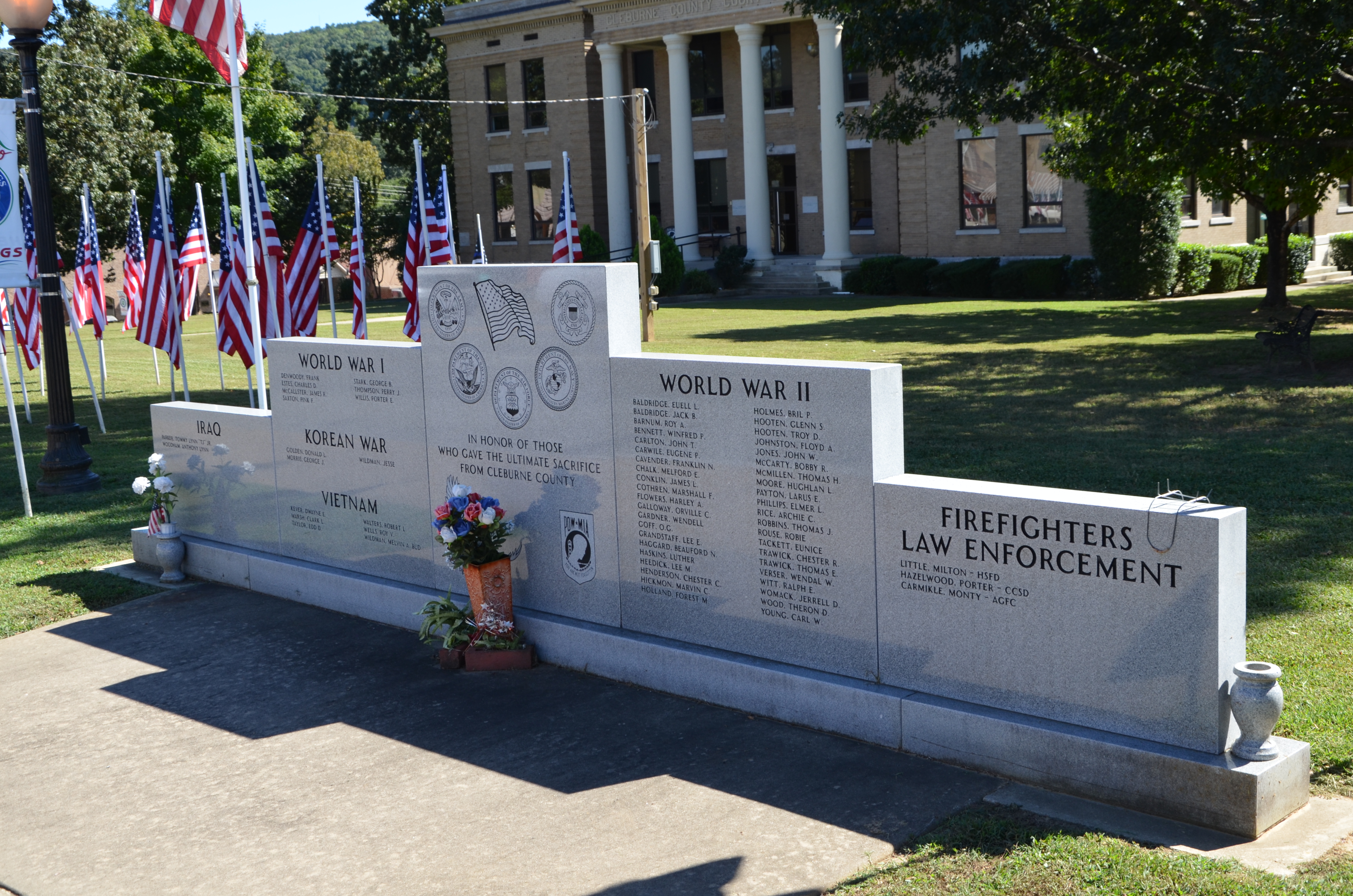 Zoom on the image : Cleburne County War Memorial
