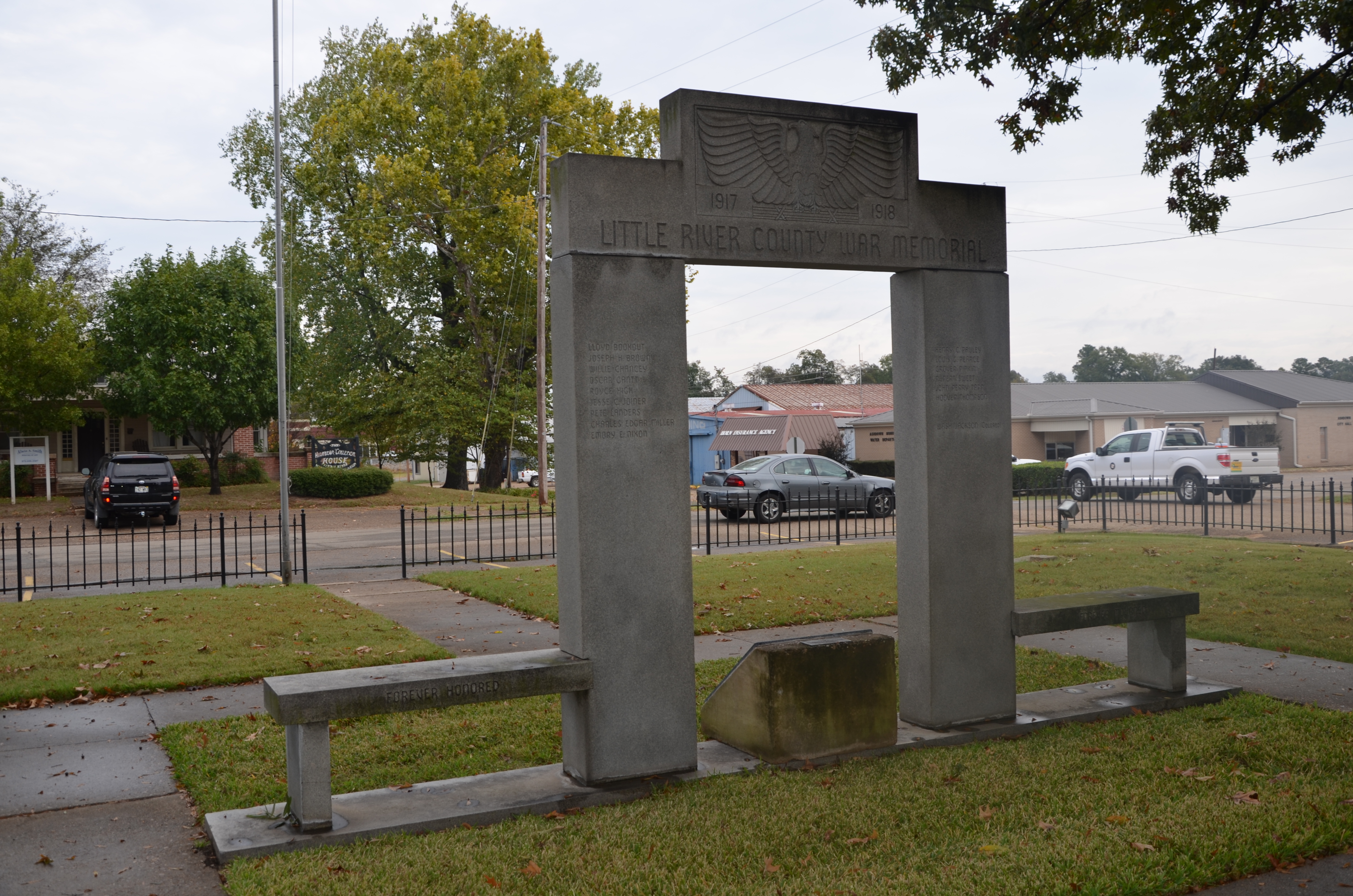 Zoom on the image : Little River County War Memorial