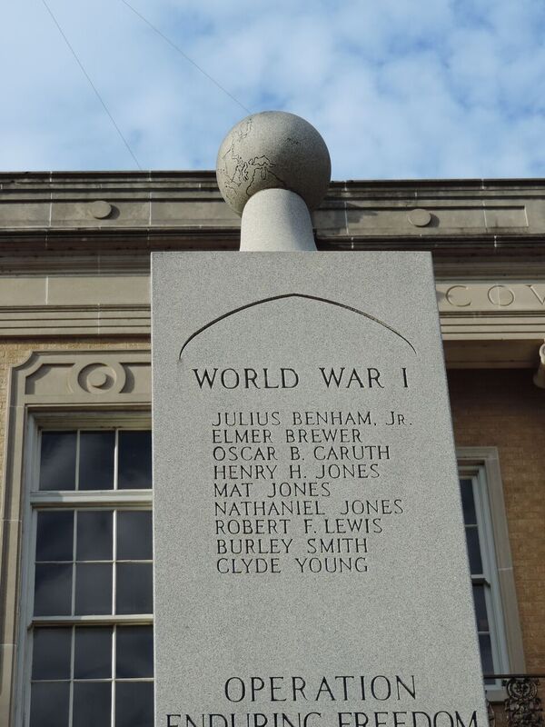Zoom on the image : Lee County War Memorial