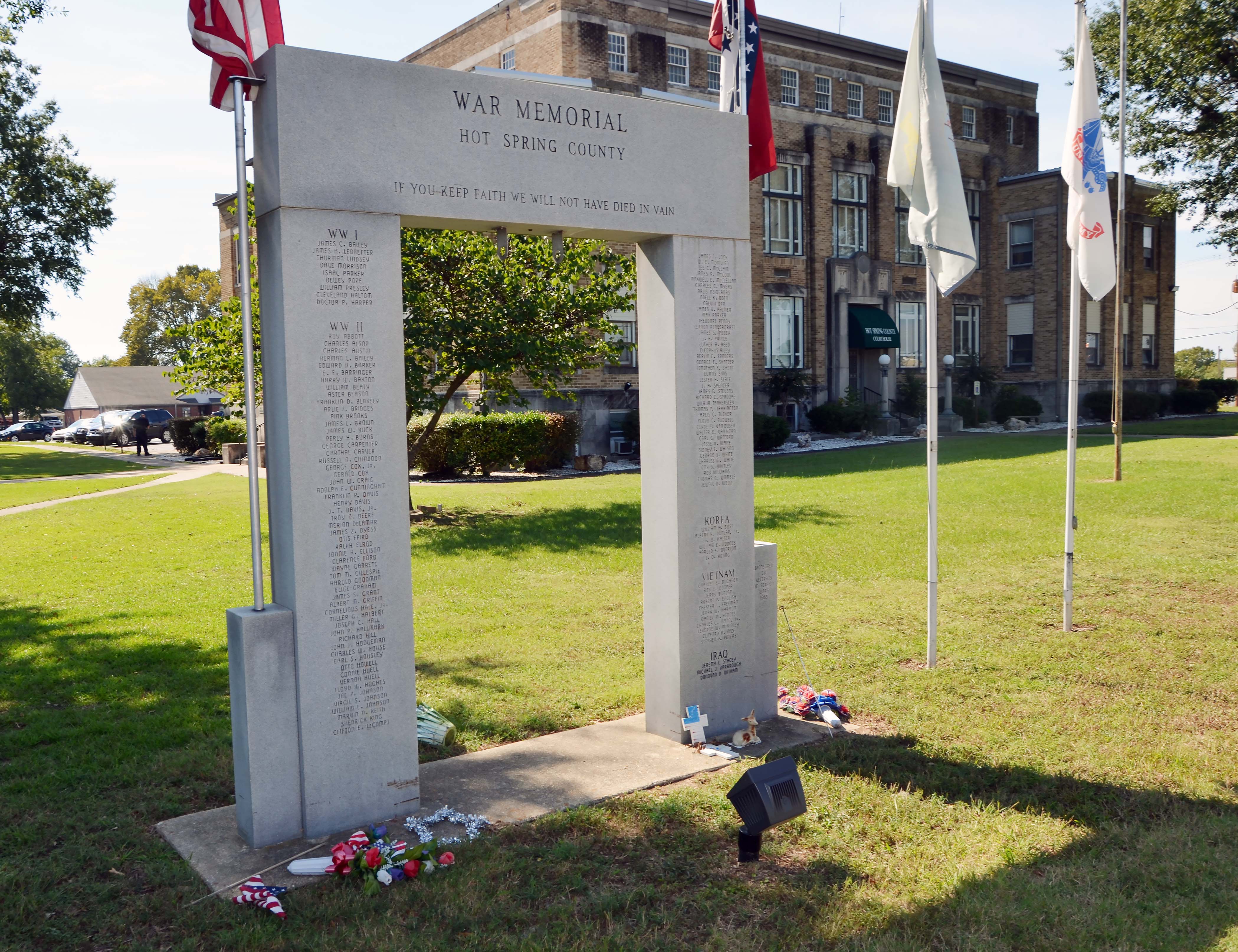 Zoom on the image : Hot Spring County War Memorial