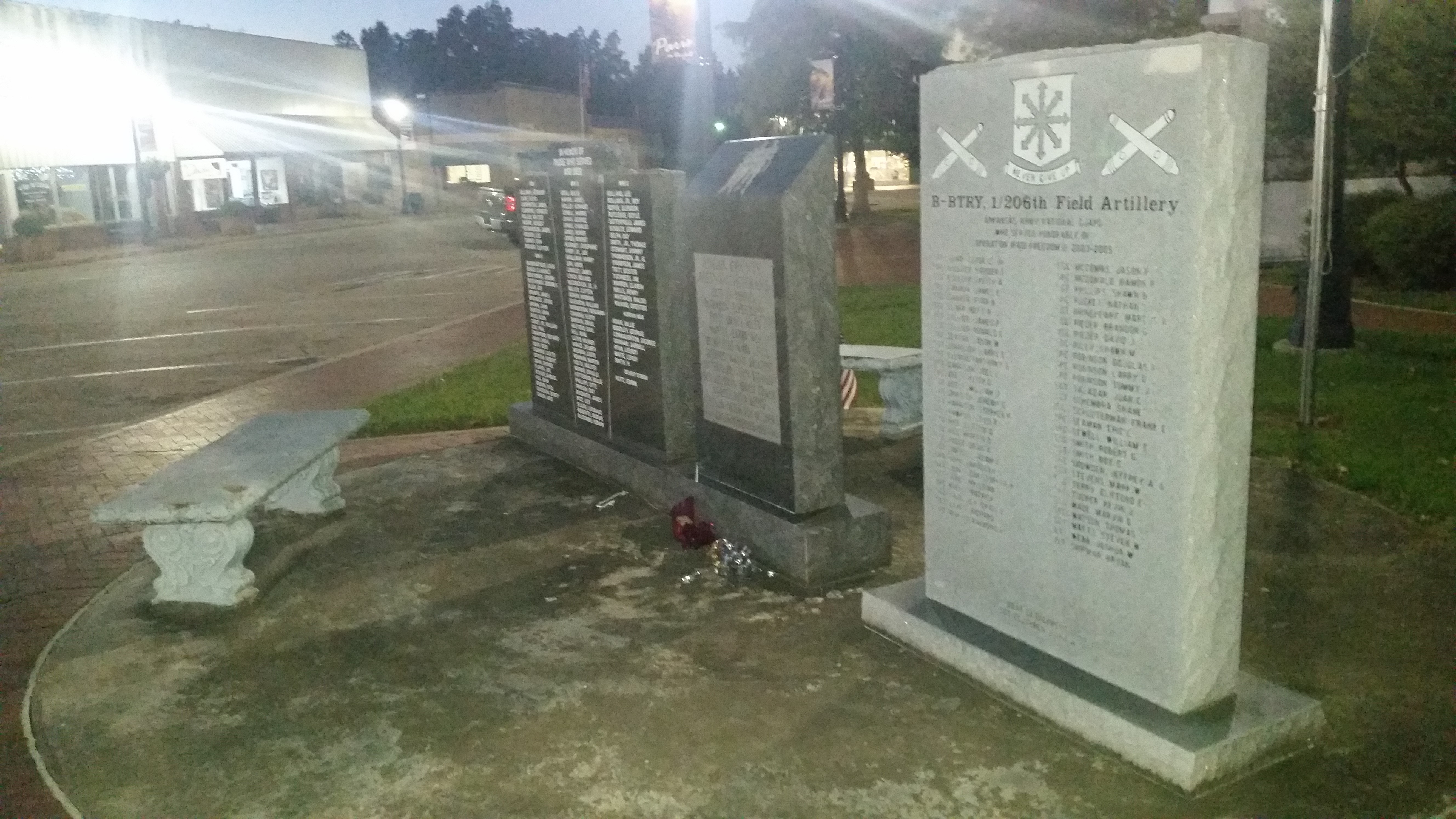 Zoom on the image : Logan County War Memorial
