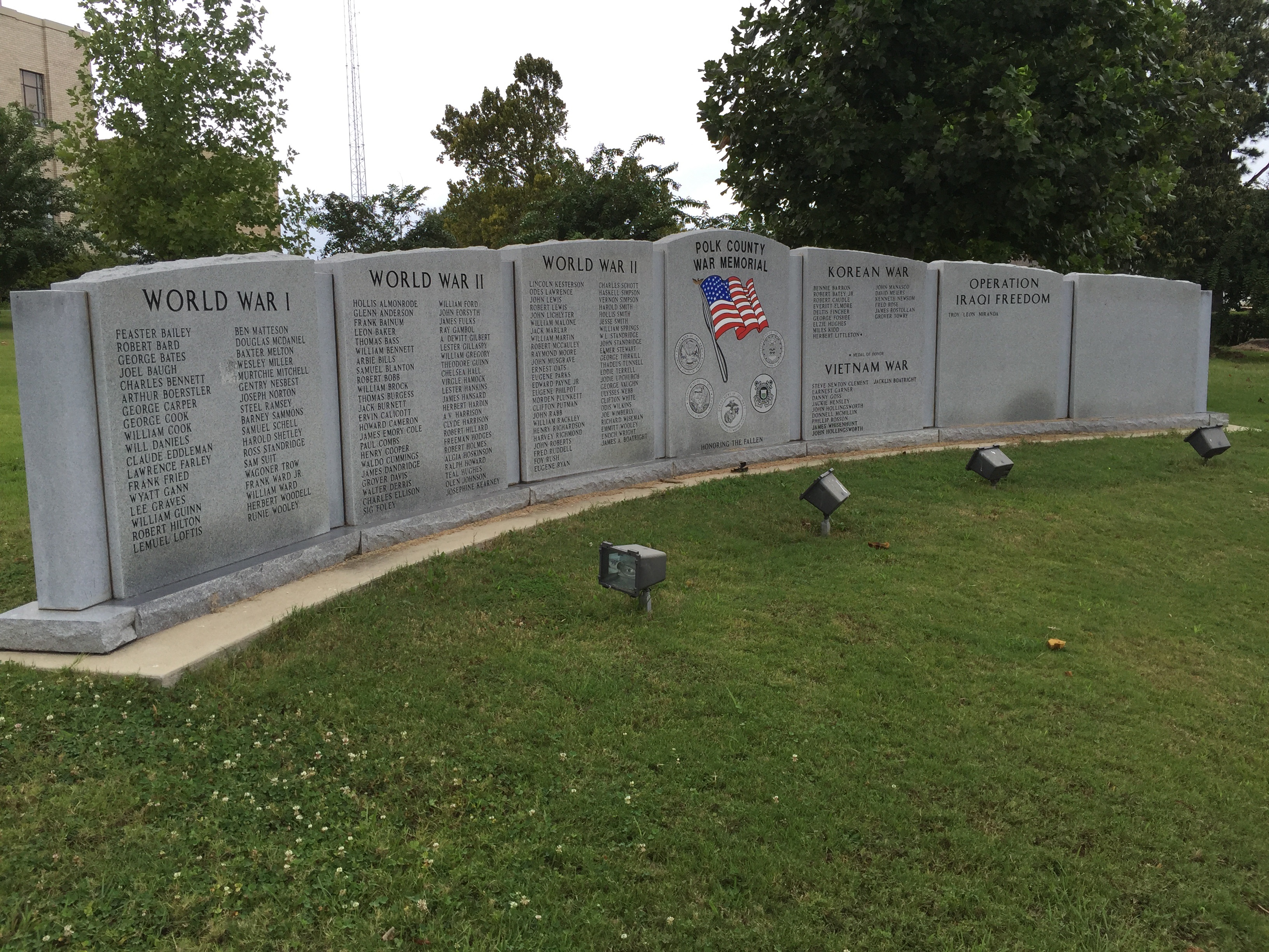 Zoom on the image : Polk County War Memorial