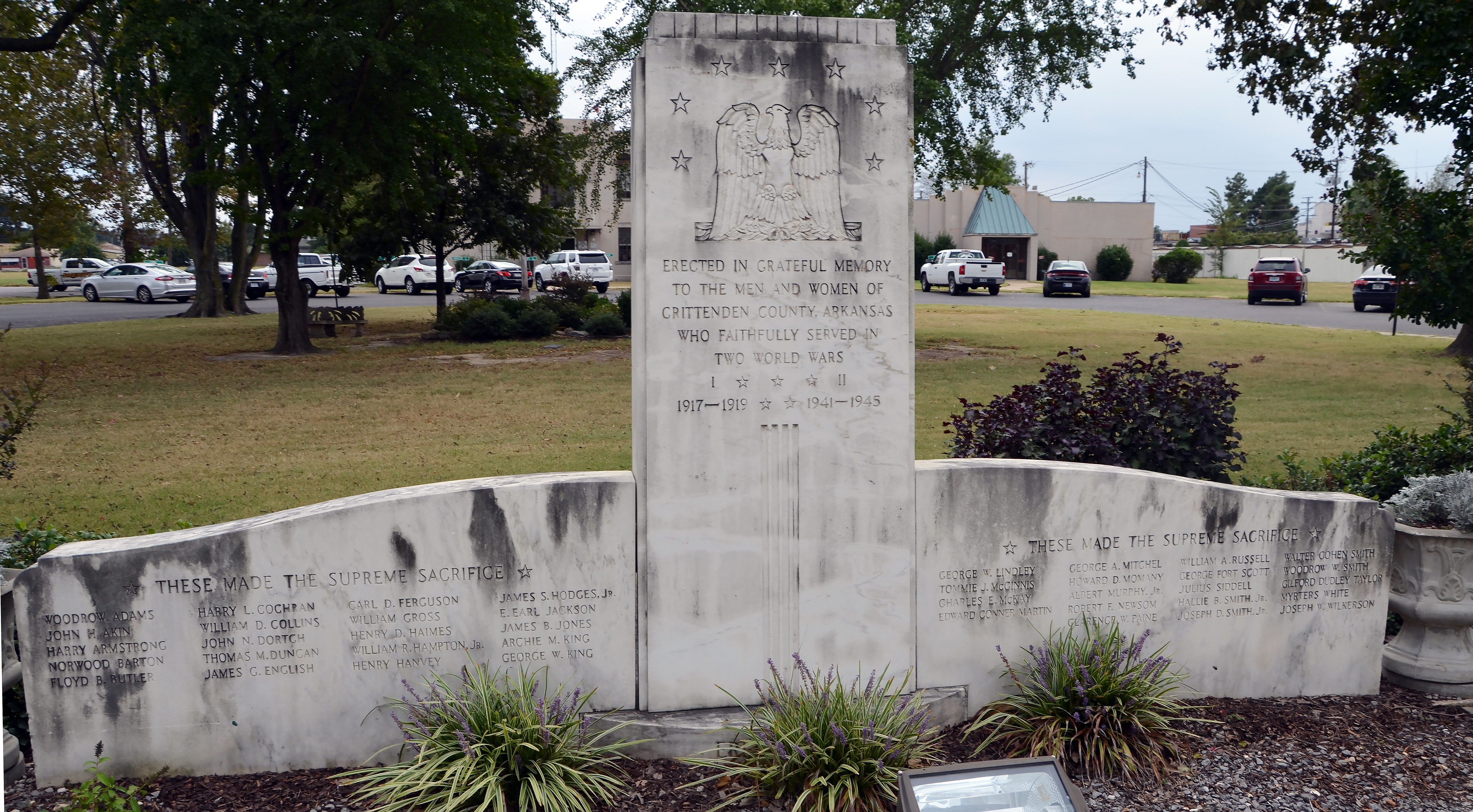 Zoom on the image : Crittenden County War Memorial