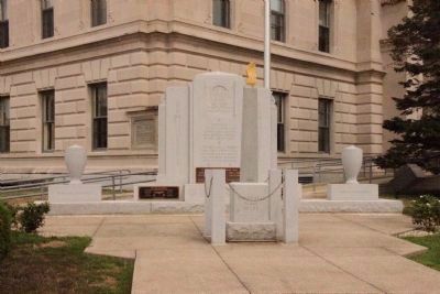 Zoom on the image : Huntington County Veterans Memorial