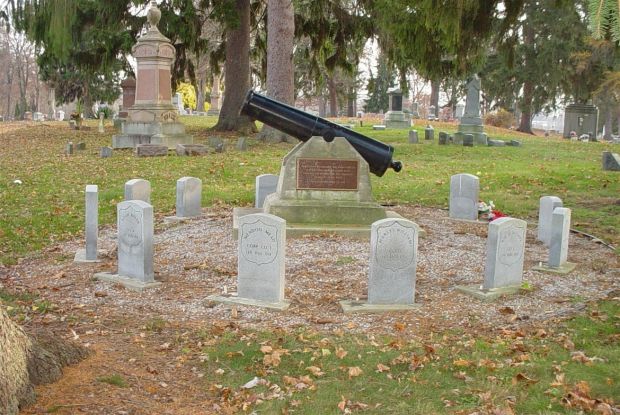 Zoom on the image : Noble County Veterans Memorial Cannon