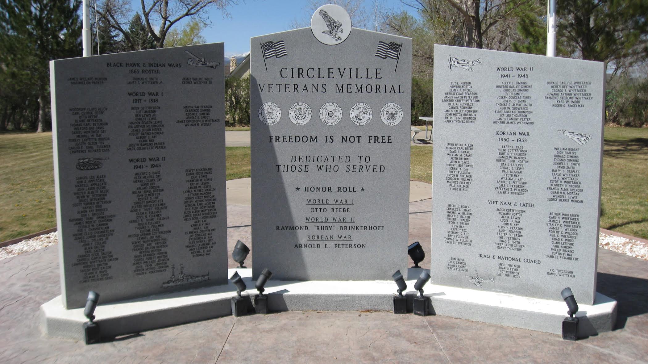 Zoom on the image : Circleville Veterans Memorial