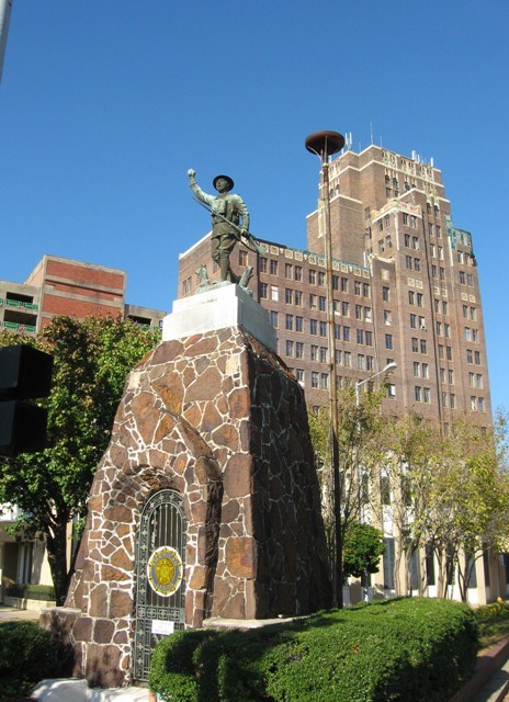 Zoom on the image : Lauderdale County World War I Memorial and Doughboy