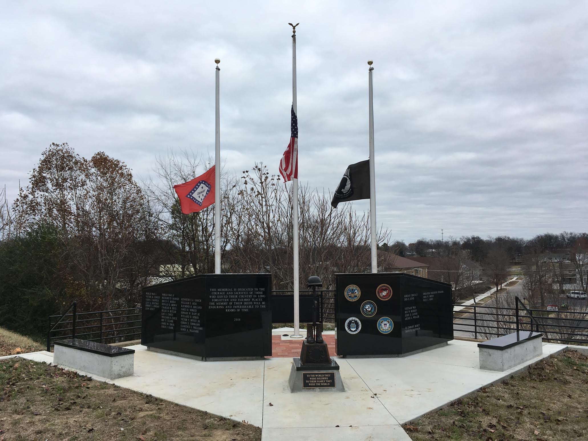 Zoom on the image : Siloam Springs Military Memorial