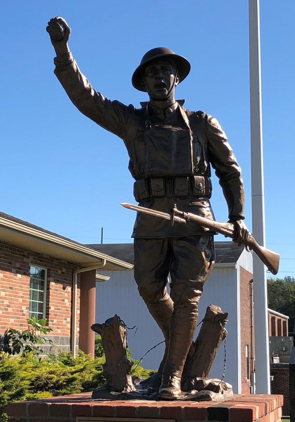 Zoom on the image : Crooksville Doughboy Statue