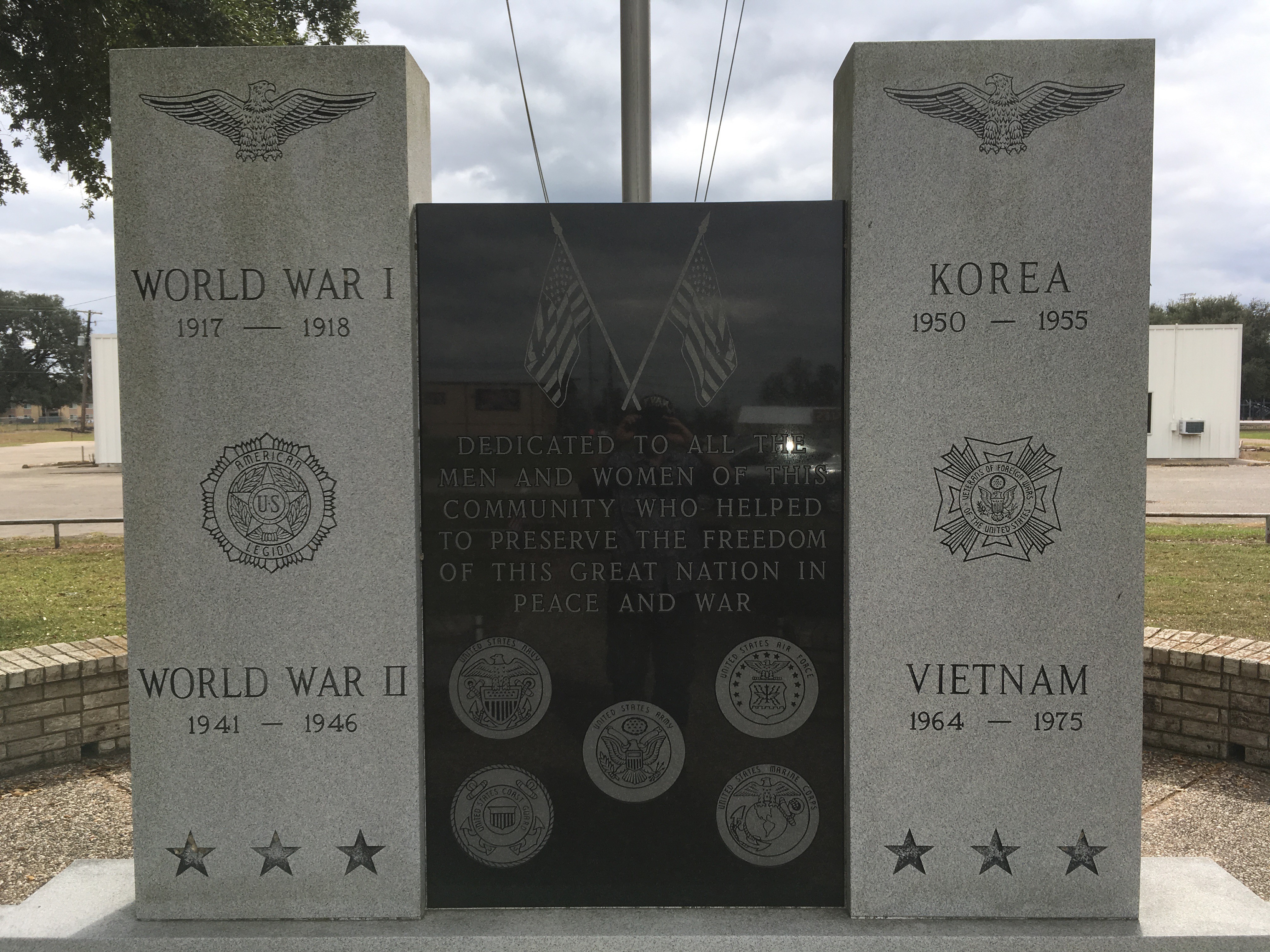 Zoom on the image : All Wars Memorial Monument 