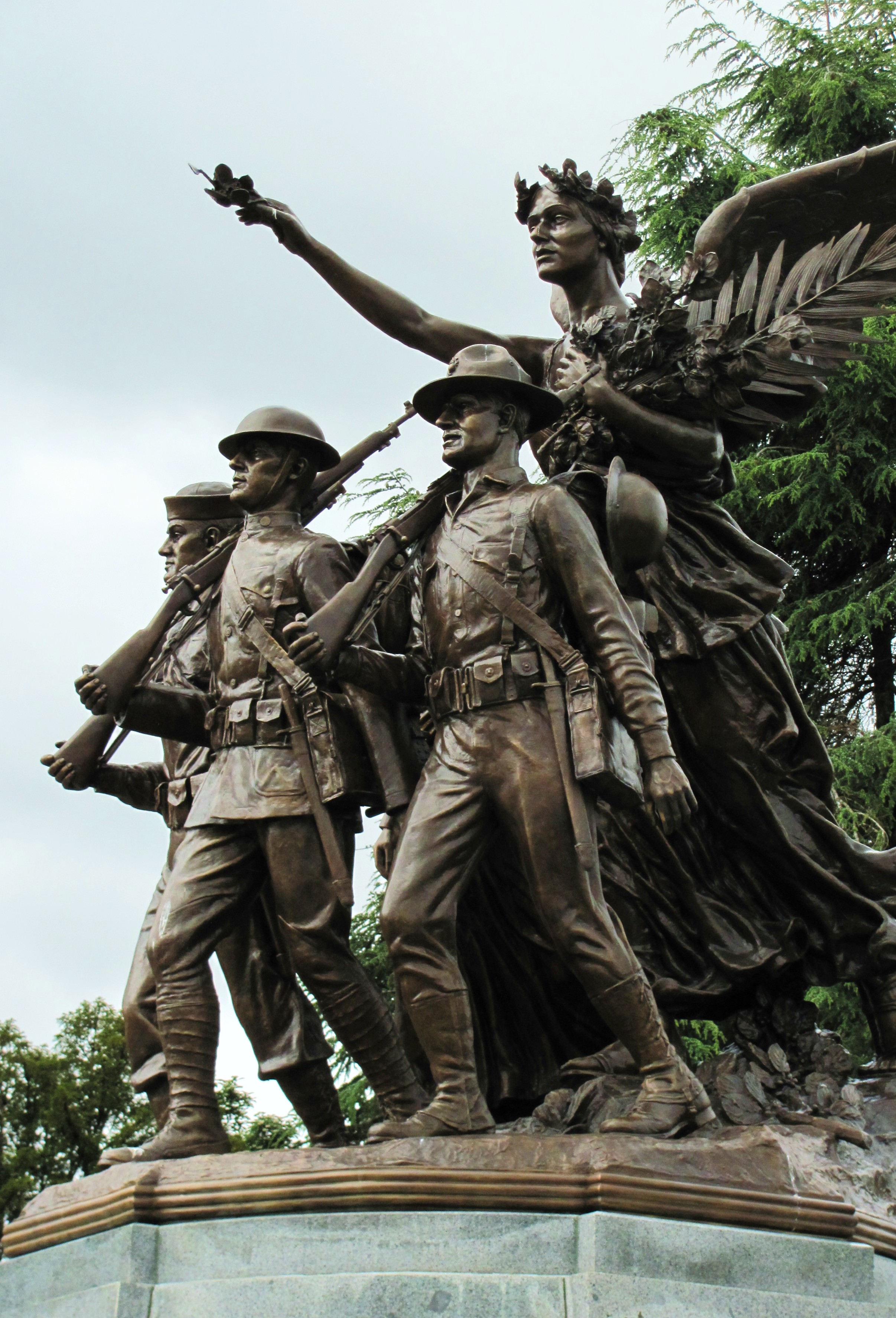 Zoom on the image : Winged Victory Monument