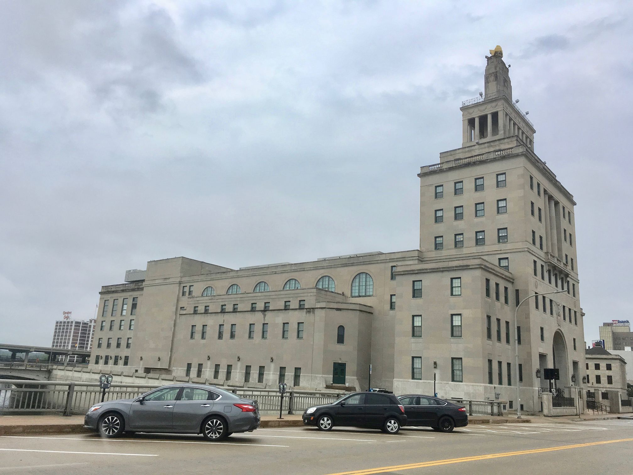 Zoom on the image : The Veterans Memorial Building 