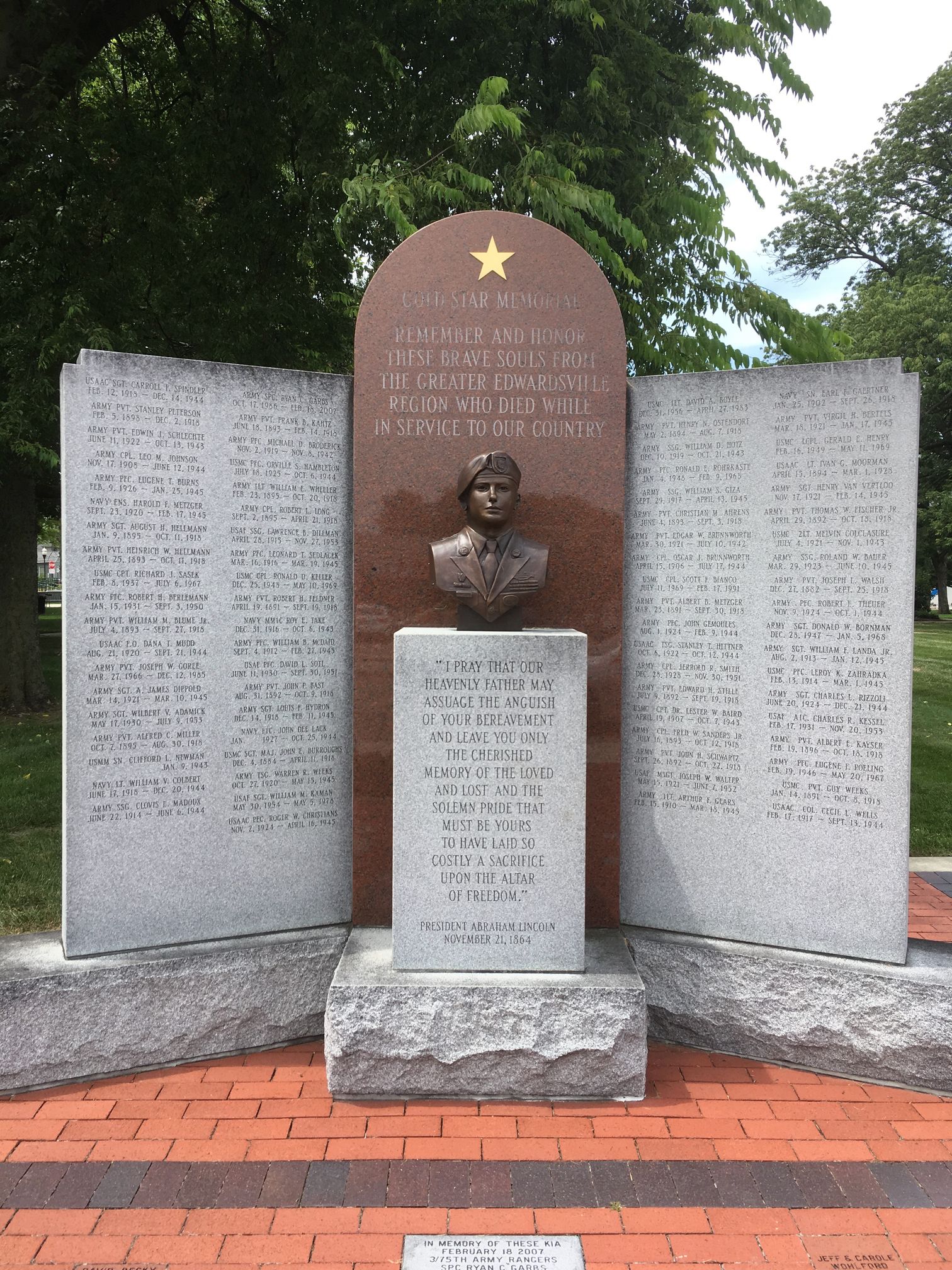 Zoom on the image : Edwardsville Soldiers & Sailors Gold Star Memorial 