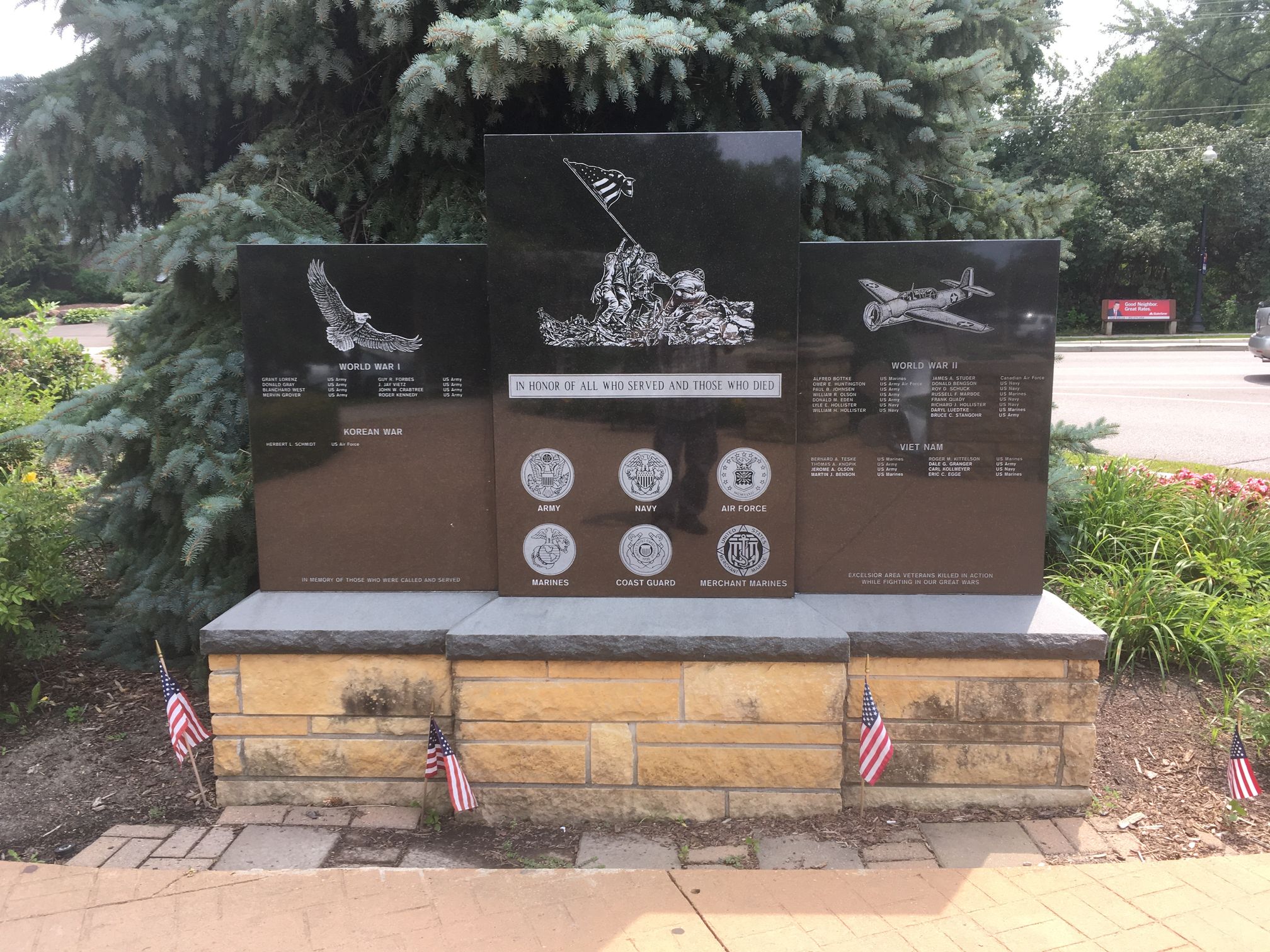 Zoom on the image : Excelsior Veterans Memorial Garden