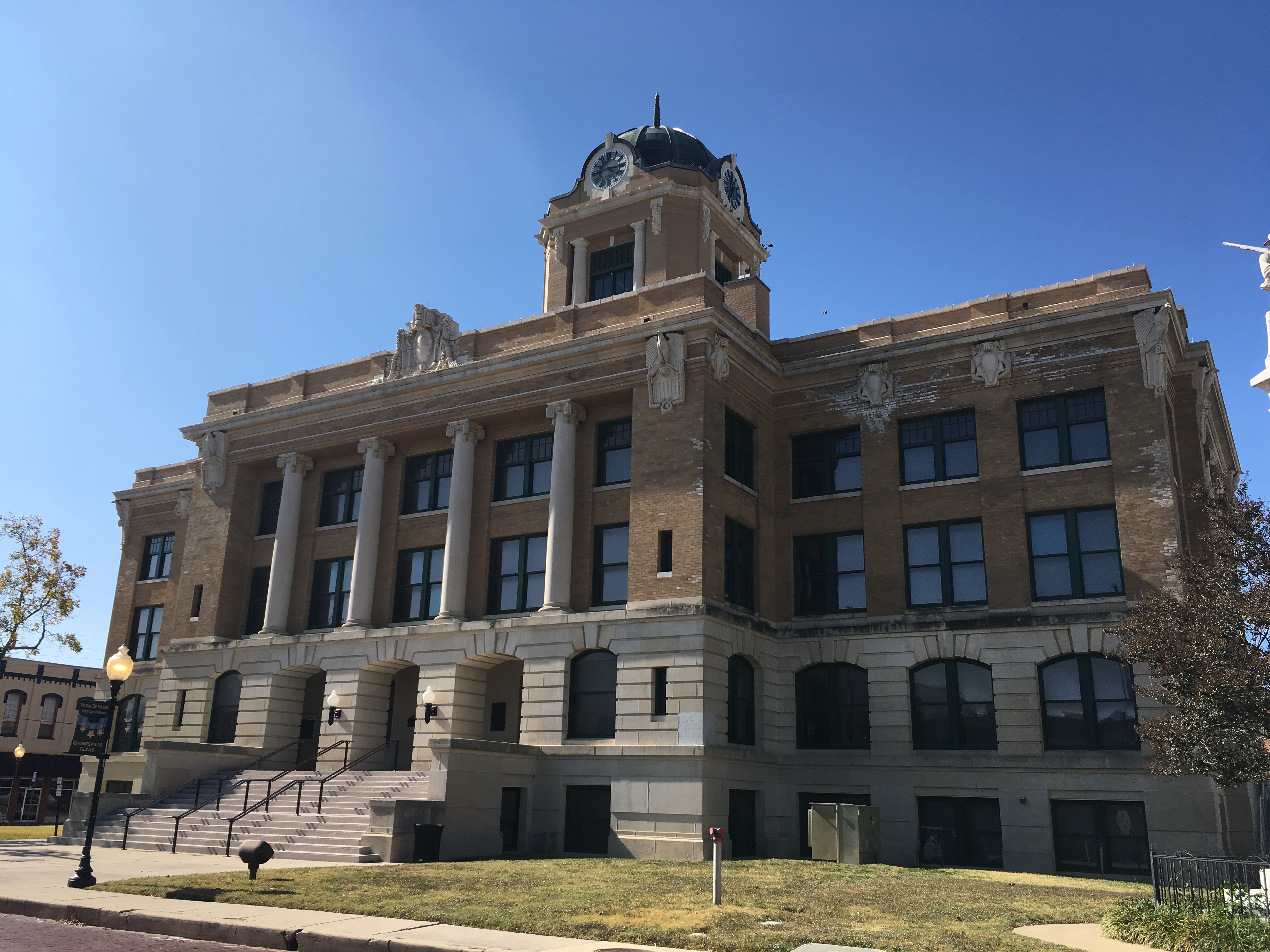 Zoom on the image : Cooke County Texas World War 1 Memorial Dome Clocks