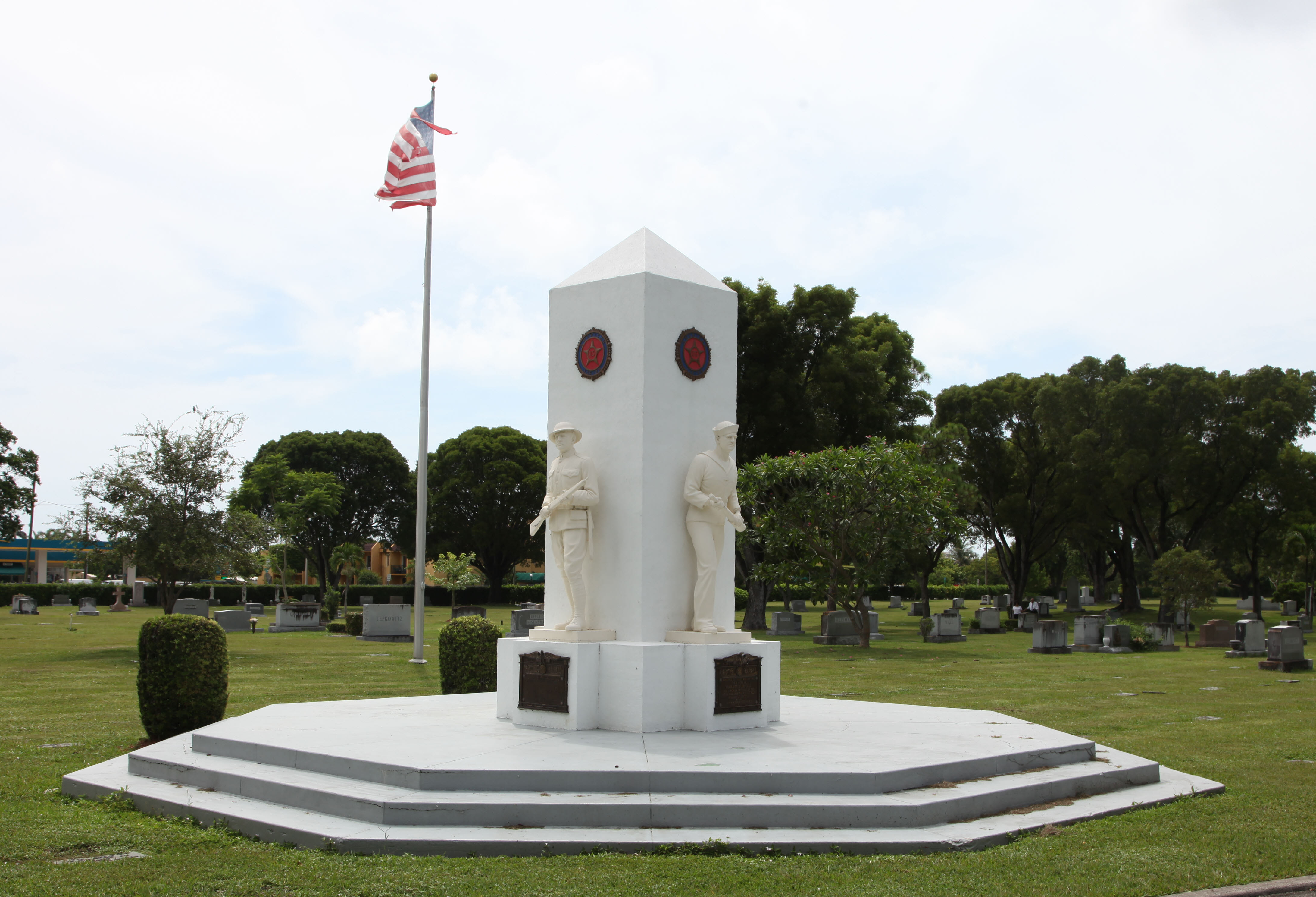 Zoom on the image : World War Memorial in Woodlawn Park North Cemetery